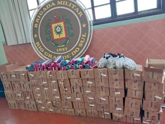 Foram apreendidos 512 copos térmicos e 18 mil bombas para chimarrão (Foto: Divulgação | BM)