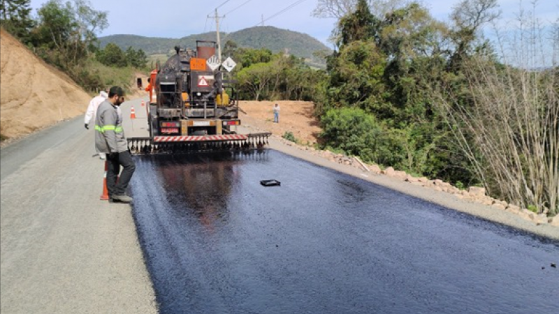 Equipes trabalham no asfaltamento, drenagem, terraplenagem e execução de sub-base e base da rodovia -Foto: Divulgação / Daer