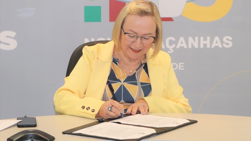 Secretária da Saúde, Arita Bergmann, assinou protocolo para investimento em hospital -Foto: Ascom SES