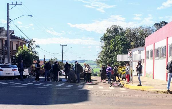Acidente envolveu criança que esta em uma bicicleta e um veículo Gol (Foto: Jalmo Fornari)