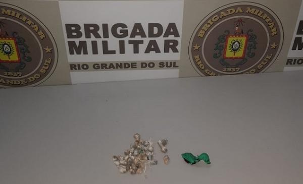 Foram apreendidas 41 porções de maconha, totalizando 14 gramas (Foto: Divulgação/BM)
