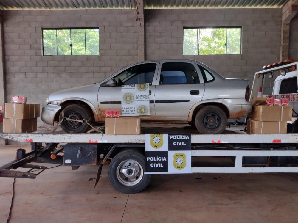 No veículo, os policiais militares apreenderam 250 caixas de papel seda (Foto: Divulgação | BM)