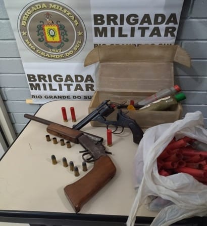 Indivíduo foi encaminhado à Delegacia da Polícia Civil em Três Passos Armas de fogo e os materiais apreendidos (Foto: Divulgação | BM)