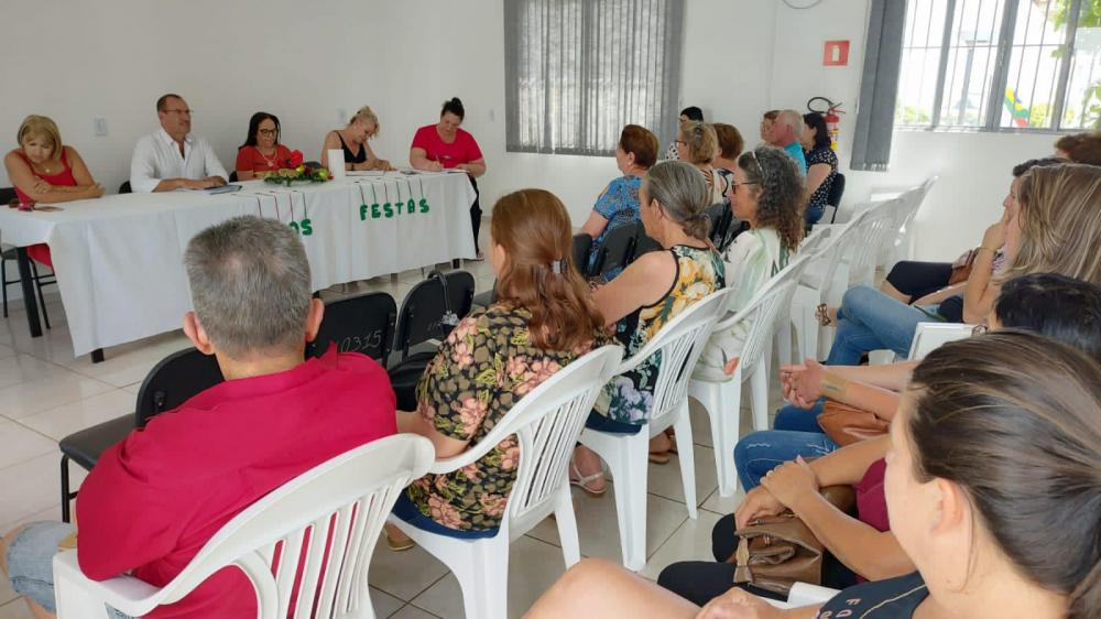 Entrega foi feita para grupos de idosos e sociedades de damas (Foto: Divulgação)