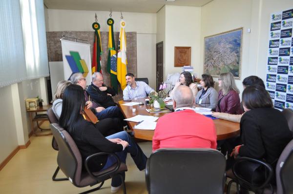 Reunião no Centro Administrativo que debateu a vinda do projeto itinerante (Foto: ASCOM Três Passos)