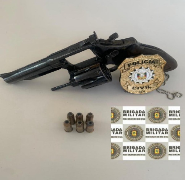 Uma arma de fogo foi apreendida na ação (Foto: Divulgação)
