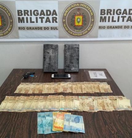 Além da droga, os policiais militares ainda apreenderam R$ 2.944,00 em dinheiro e um telefone celular (Foto: Divulgação/BM)