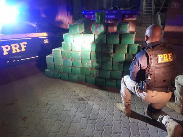 Motorista revelou que levaria a droga até a cidade de Portão/RS (Foto: Divulgação/PRF)
