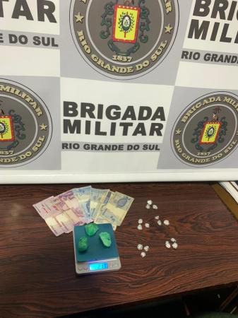 Pedras de crack e outros objetos apreendidos com os indivíduos (Foto: Divulgação/7º BPM)