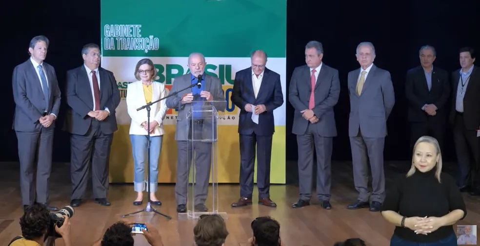 Presidente eleito Luiz Inácio Lula da Silva concede entrevista coletiva no CCBB em Brasília, onde atua equipe de transição (Foto: Reprodução) 