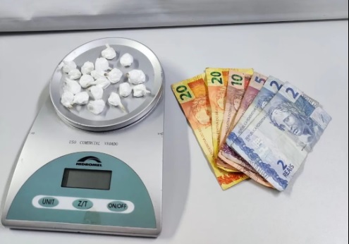 Com o preso, a guarnição policial encontrou 18 buchas de cocaína e R$ 69,00 em dinheiro (Foto: Divulgação | BM)