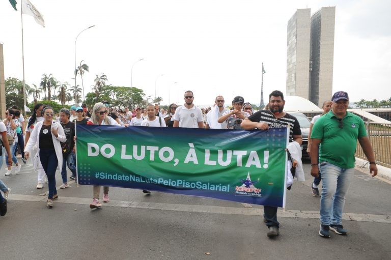 Enfermeiros reivindicam o pagamento do piso salarial da categoria - (Foto: Billy Boss/Câmara dos Deputados)