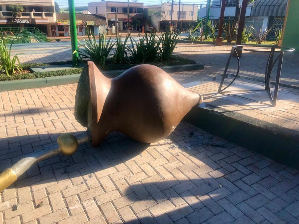 Recentemente, monumento na Praça João Goulart foi derrubado e sofreu danos (Foto: Diones Roberto Becker)