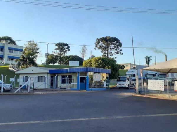 Unidade da JBS em Três Passos, paralisada por decisão da justiça do trabalho (Foto: Rádio Alto Uruguai / Arquivo)