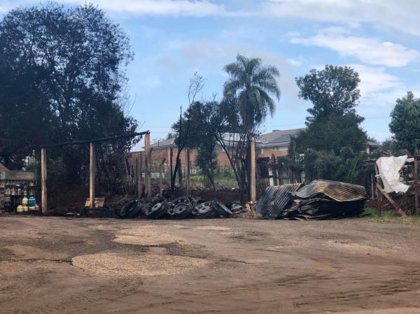 Incêndio ocorrido em 11 de julho atingiu uma borracharia situada na Avenida Presidente Vargas, na saída para Redentora (Foto: Diones Roberto Becker)
