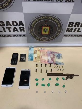 Drogas e outros objetos apreendidos durante as ações da Brigada Militar (Foto: Divulgação/7º BPM)