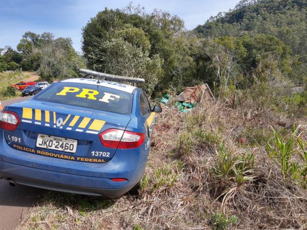 Caminhão tombou nas proximidades da conhecida 'curva da morte', entre Tenente Portela e Palmitinho (Fotos: Jonas Martins)