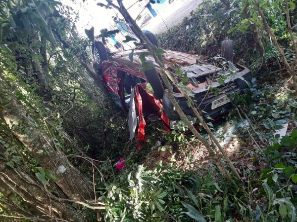 Fiat Uno que era conduzido por um idoso de 79 anos ficou completamente destruído (Foto: Guilherme Martins)