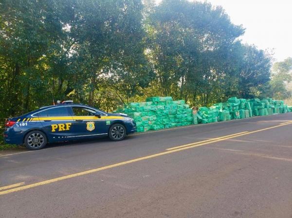 Cigarros contrabandeados e o caminhão foram apreendidos e serão apresentados na Polícia Federal de Santo Ângelo (Foto: Divulgação/PRF)