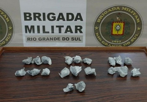Ao todo, foram apreendidas 20 porções de maconha (Foto: Divulgação/BM)