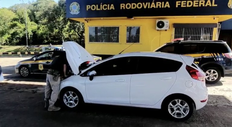 Ford Fiesta havia sido roubado na capital do Estado e, logo em seguida, foi clonado (Foto: Divulgação | PRF)