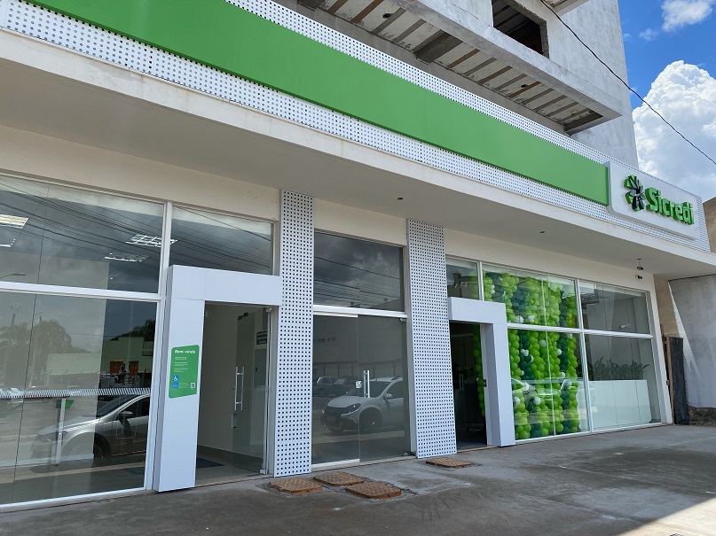 Com foco na expansão e proximidade com a população local, cooperativa inaugura agência moderna e acolhedora (Foto: Divulgação | Sicredi Raízes)