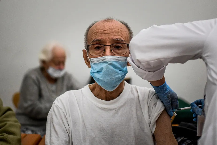 Profissional da Saúde aplica vacina contra a Covid-19 em um homem em Lisboa. (Foto: Patrícia de Melo Moreira/AFP)