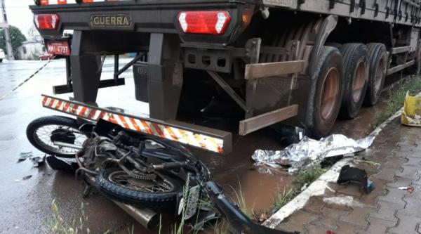 O motociclista, Elton da Costa Oliveira, veio a óbito após colidir contra uma lixeira e posteriormente na traseira de um caminhão. (Foto: Divulgação/Rádio Palmeiras)