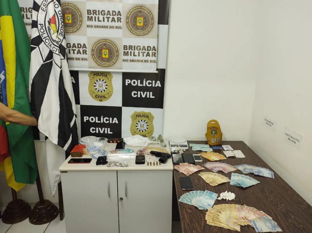 Drogas, dinheiro e outros objetos apreendidos durante a operação (Foto: Divulgação | BM)