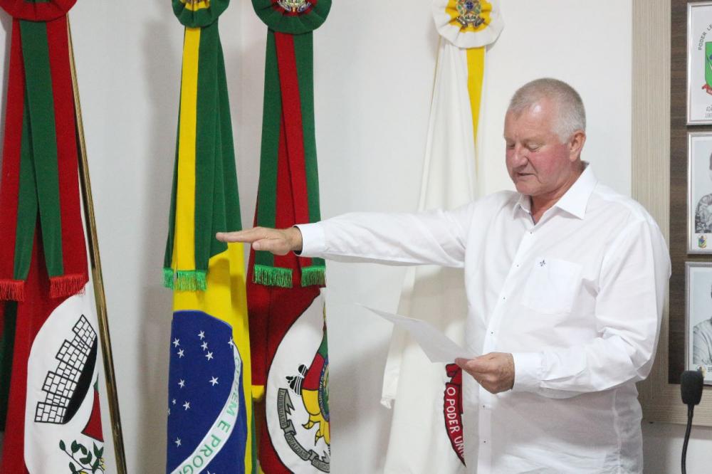 Elemar foi eleito vice-prefeito em 2020 e agora assume a titularidade do cargo (Foto: Observador Regional)