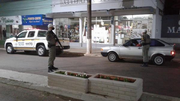 Patrulhamento ostensivo visa a prevenção de crimes e inclui também na fiscalização de pessoas e estabelecimentos comerciais (Foto: Divulgação/7º BPM)