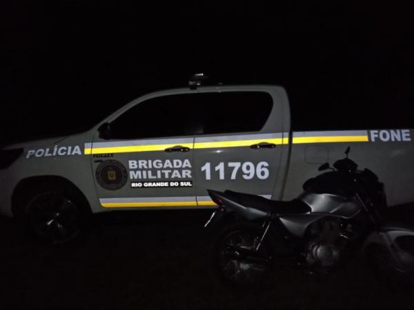 Policiais militares encontraram o adolescente empurrando a motocicleta no bairro Érico Veríssimo (Foto: Divulgação/BM)