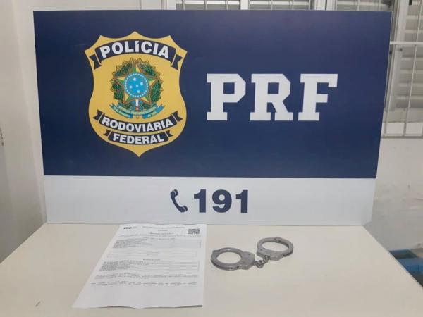 Homem tinha condenação definitiva à prisão pelo cometimento de crimes previstos na Lei Maria da Penha (Foto: Divulgação/PRF)