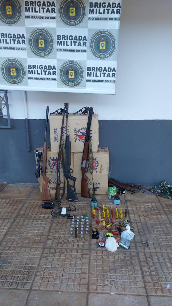 Cigarros, armas e demais materiais apreendidos (Foto: Divulgação)