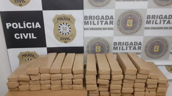 Foram apreendidos 68,2 quilos de maconha e R$ 649,00 em moeda corrente (Foto: Divulgação/7º BPM)