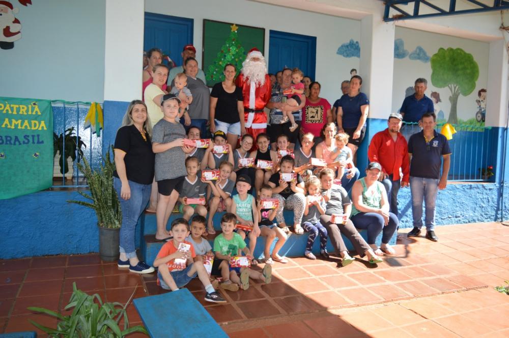 Papai Noel visitou todas as escolas do município (Foto: Divulgação)