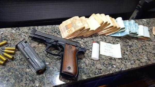 Dinheiro, armas de fogo e outros objetos foram encaminhados à Polícia Civil de Sarandi (Foto: Divulgação/PRF)