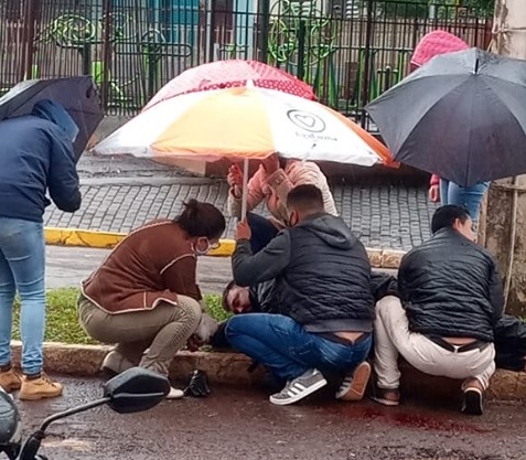 Rodrigo Steffens, popular Aranha, pilotava uma motocicleta e teria sofrido uma queda em frente à Praça Municipal de Miraguaí (Foto: Reprodução/WhatsApp)