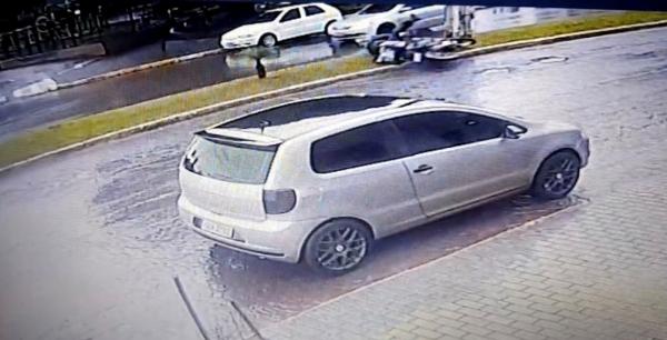 Câmera de segurança flagrou o momento em que Rodrigo Steffens, popular Aranha, sofreu a queda da motociclista (Foto: Reprodução)