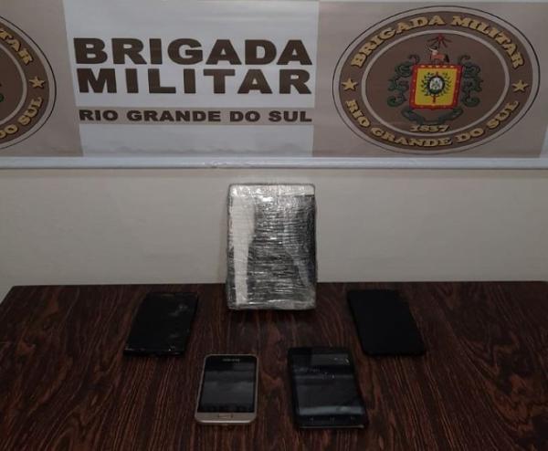Tijolo de cocaína e telefones celulares apreendidos pelos policiais militares (Foto: Divulgação/BM)