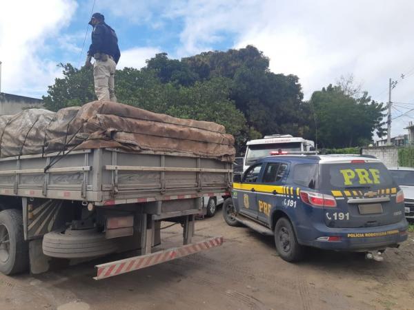 Caminhão foi apreendido pela PRF com 5 toneladas de maconha ( Foto: PRF/Divulgação)