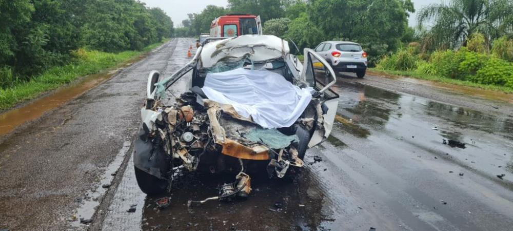 Motorista da Saveiro morreu no local do acidente (Foto: Crédito no final da matéria)