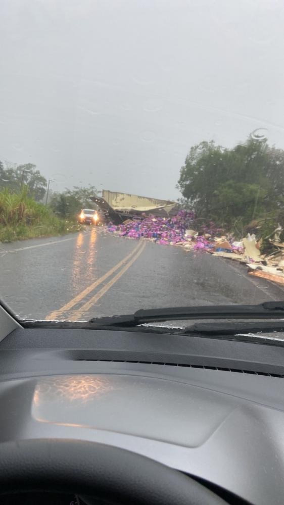 Caminhão tombou sobre a via, deixando o trânsito interrompido (Foto: Oeste Mania)