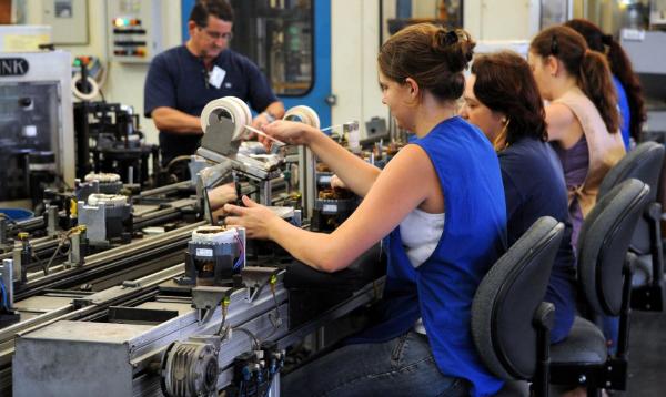 Em julho, 18 dos 19 segmentos industriais pesquisados pela Fundação Getúlio Vargas tiveram aumento da confiança )Foto: Reprodução/Agência Brasil)