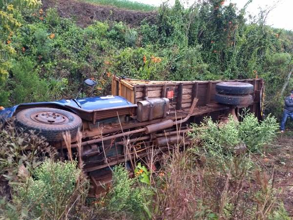 O caminhão tombou nas margens da ERS-330. (Fotos: Divulgação/Planeta FM)