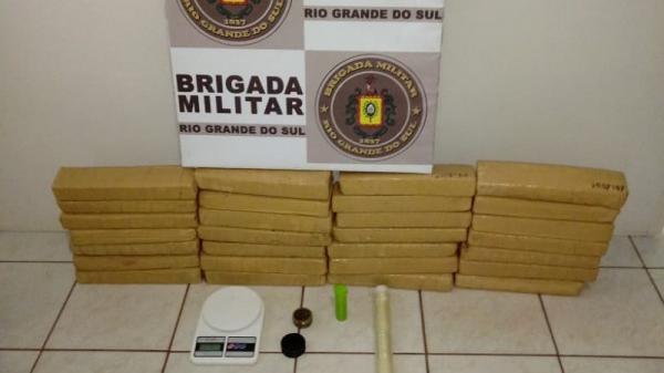 Os 30 quilos da droga estavam fracionados em 28 tabletes (Foto: Divulgação/7º BPM)