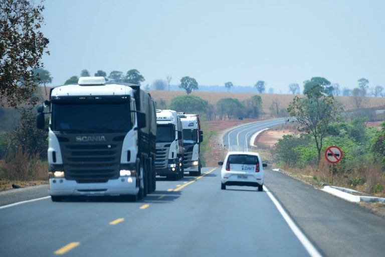O exame é cobrado de alguns motoristas profissionais, como caminhoneiros - (Foto: Ricardo Botelho/MInfra)