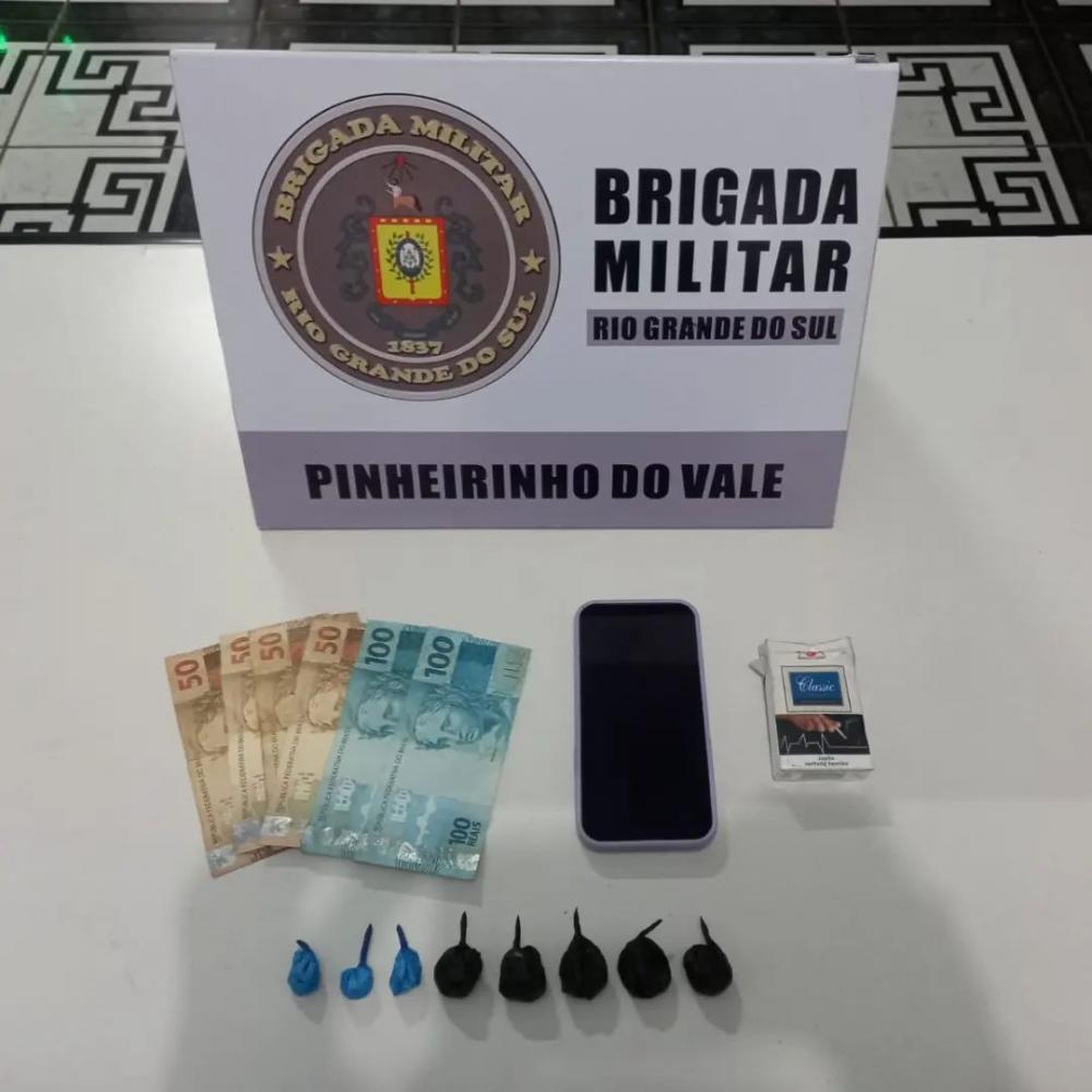 Foram apreendidas oito buchas de cocaína e R$ 400,00 em dinheiro (Foto: Divulgação | BM)