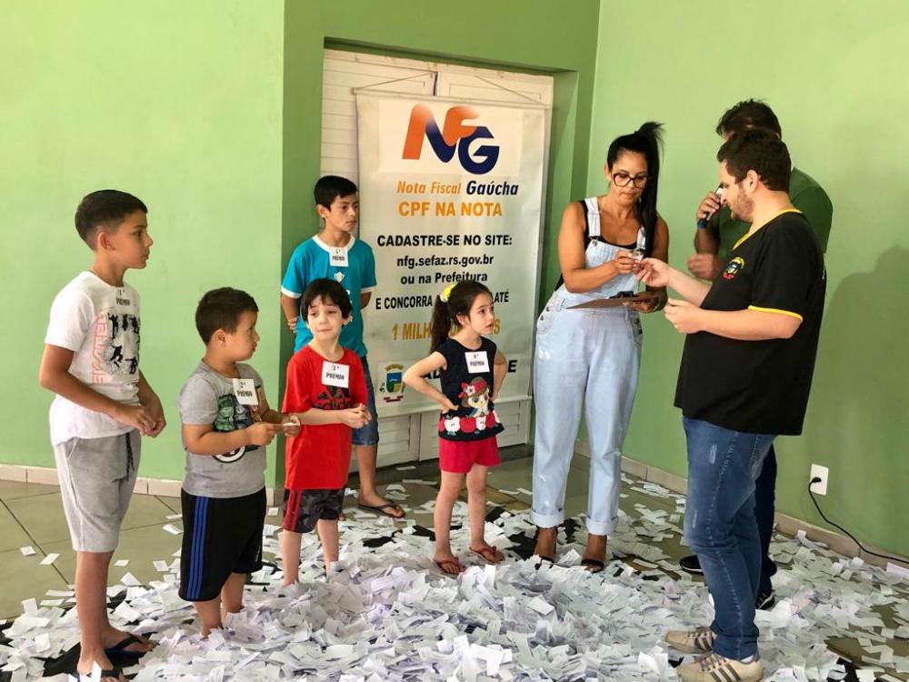 Sorteio foi realizado na manhã da sexta-feira (30/12), na Praça João Goulart (Foto: Divulgação | ASCOM Coronel Bicaco)