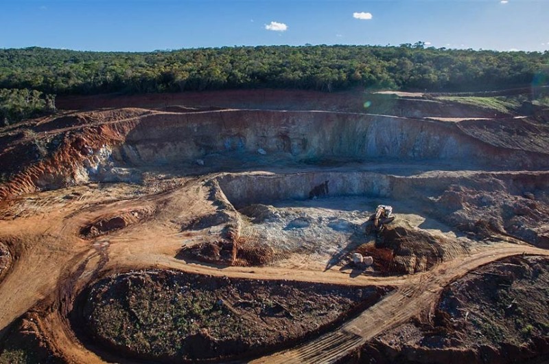 O texto mantém o monopólio da pesquisa e lavra de minérios nucleares nas Indústrias Nucleares do Brasil S.A. - Indústrias Nucleares do Brasil